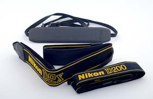 Hinten Al Stegmeyers UPstrap für SLRs, vorne zwei Nikon Trgaegurte